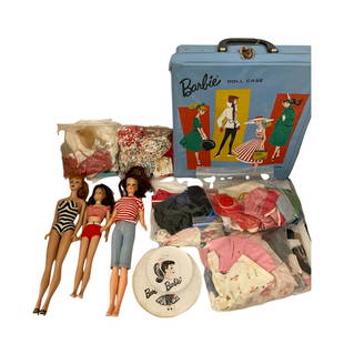 VINTAGE MATTEL BARBIE DOLL CARRYING  CASE: VINTAGE MATTEL BARBIE DOLL CARRYING CASE WITH CONTENTS IN GOOD CONDITION