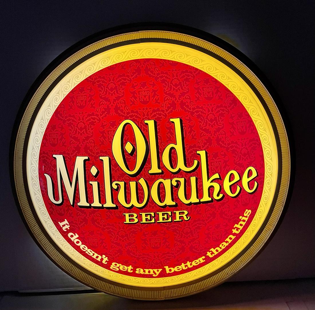 OLD MILWAUKEE BEER LIGHTED SIGN (1 of 1)