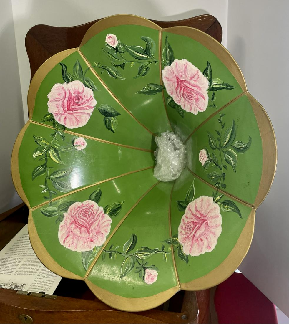 1895 15.5 REGINAPHONE: REGINAPHONE PLAYS 15.5 DISCS. COMES WITH XTRA DISCS. DOES HAVE A TURN TABLE