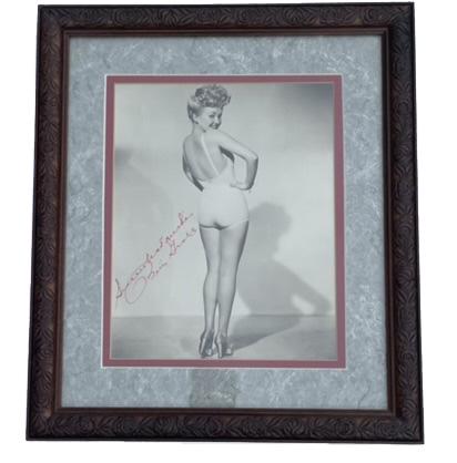 SIGNED BETTY GRABLE BLACK AND WHITE PIN UP PHOTOGRAPH (1 of 1)