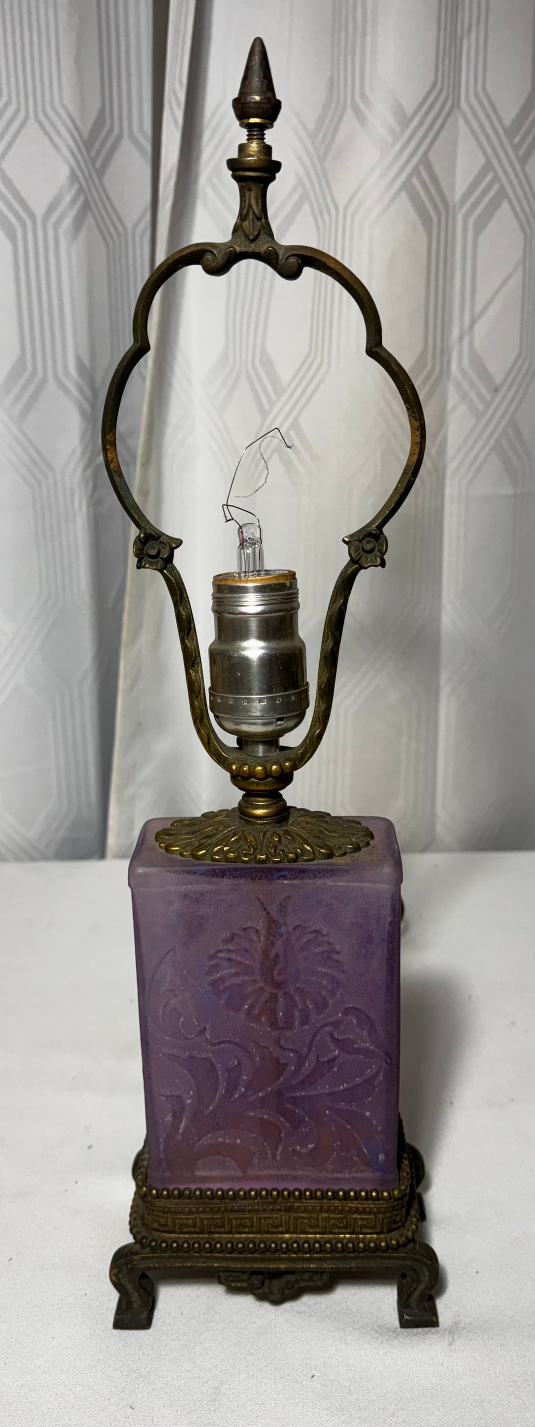 ANTIQUE ART DECO STYLE LAVENDAR ART GLASS LAMP (1 of 2)