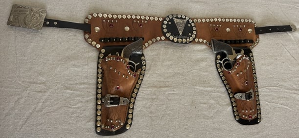ROY ROGERS LEATHER GUN BELT AND HOLSTERS WITH ROY ROGERS CAP GUN REVOLVERS