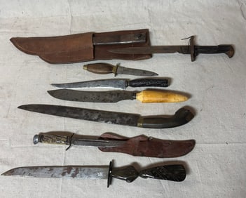 GROUP LOT OF 7 KNIFES AND 2 SHEATHS