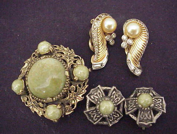 Assorted jewlery as a lot.: "1. Pin and earring set marked ""Miracle""2. 2 pearl earrings marked ""Mazer"""