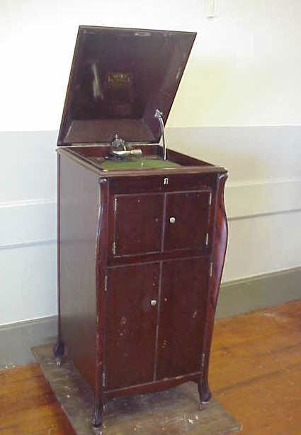 R.C.A. Victor mahogany cased victrola.: H 44" W 19"