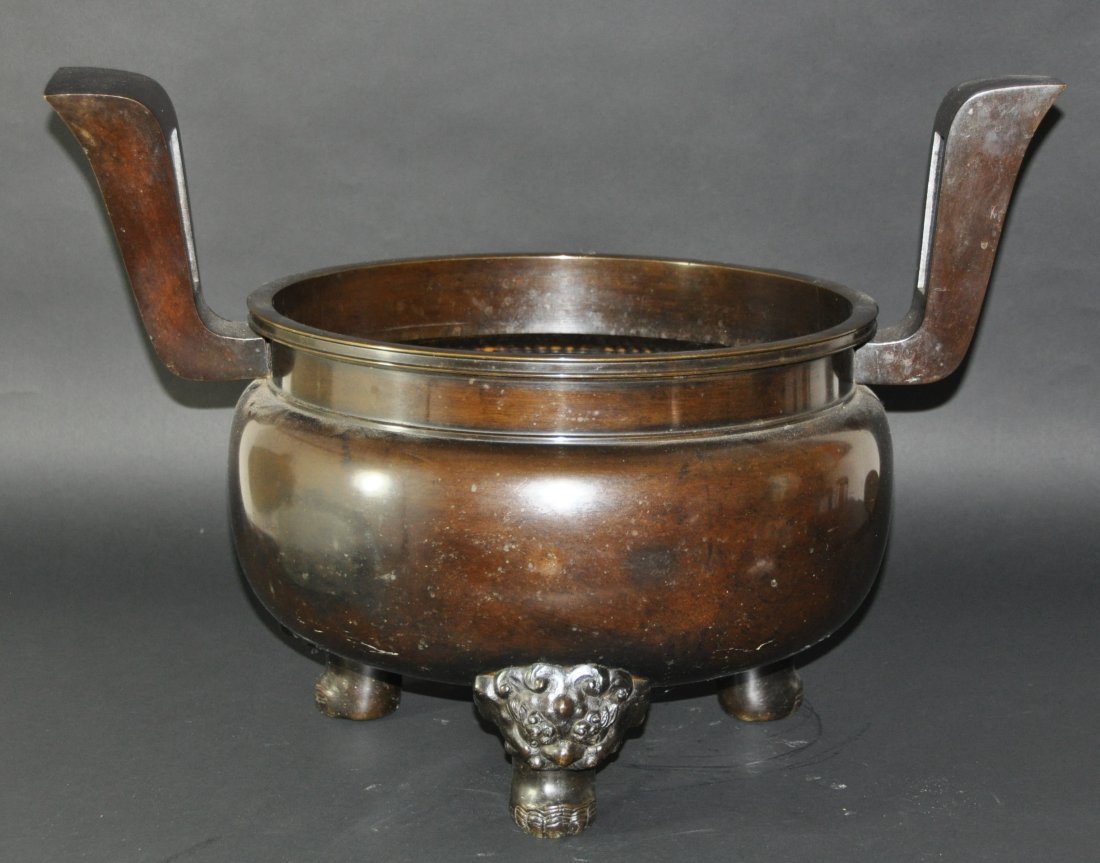 A fine very Large bronze censer with handles (1 of 10)