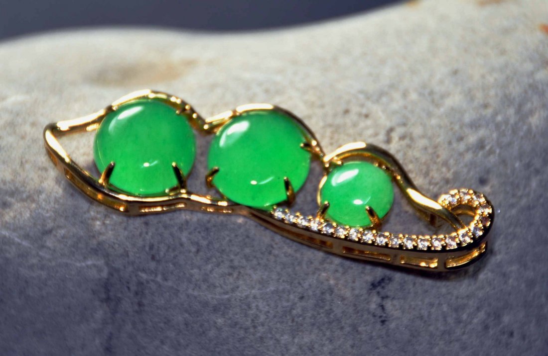 A translucent jadeite pendant (1 of 5)