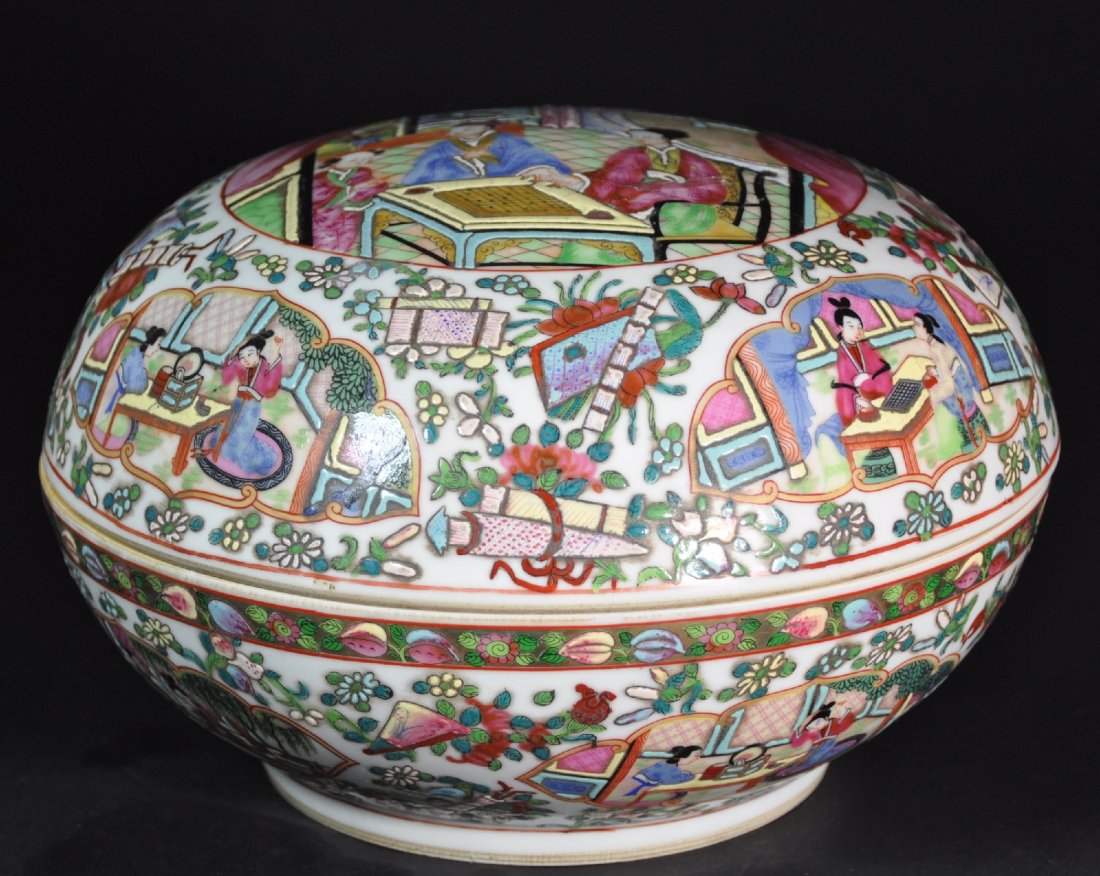 A Qianlong famille rose covered box (1 of 6)