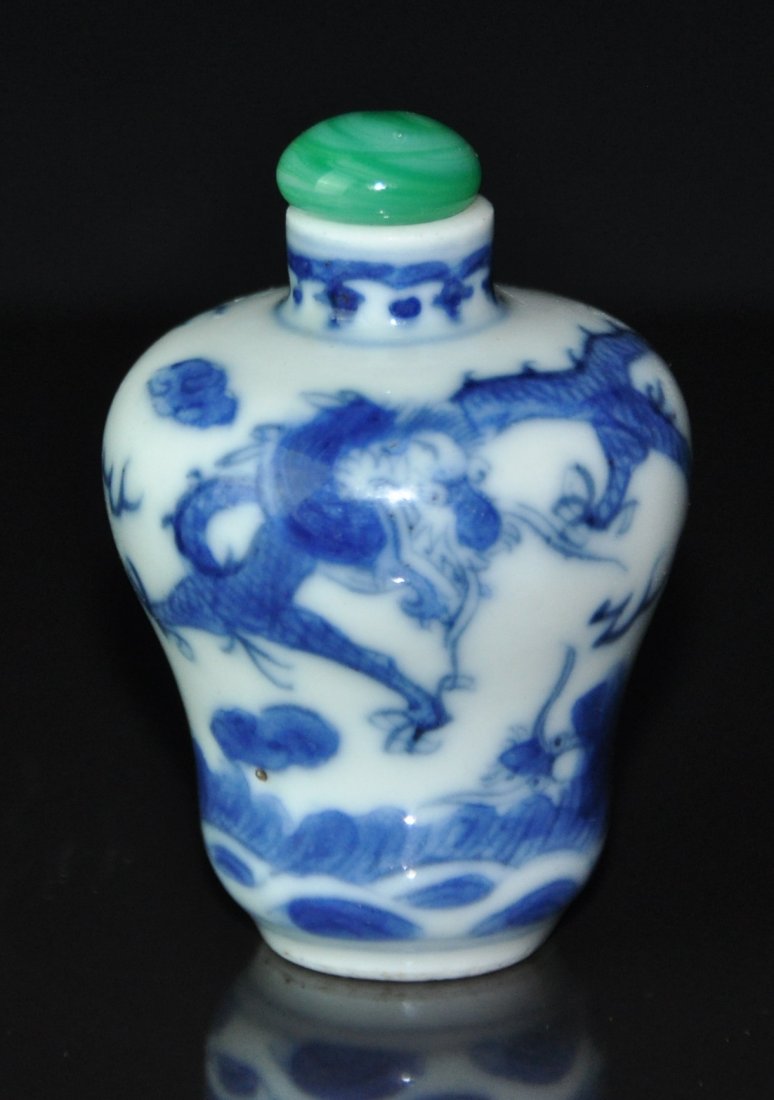 An early Qing Dynasty blue and white snuff bottle (1 of 5)