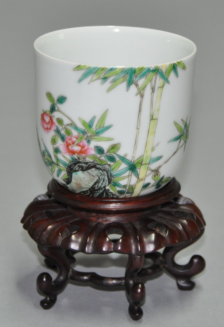 A fine Qing Qianlong Enameled porcelain  cup (1 of 8)