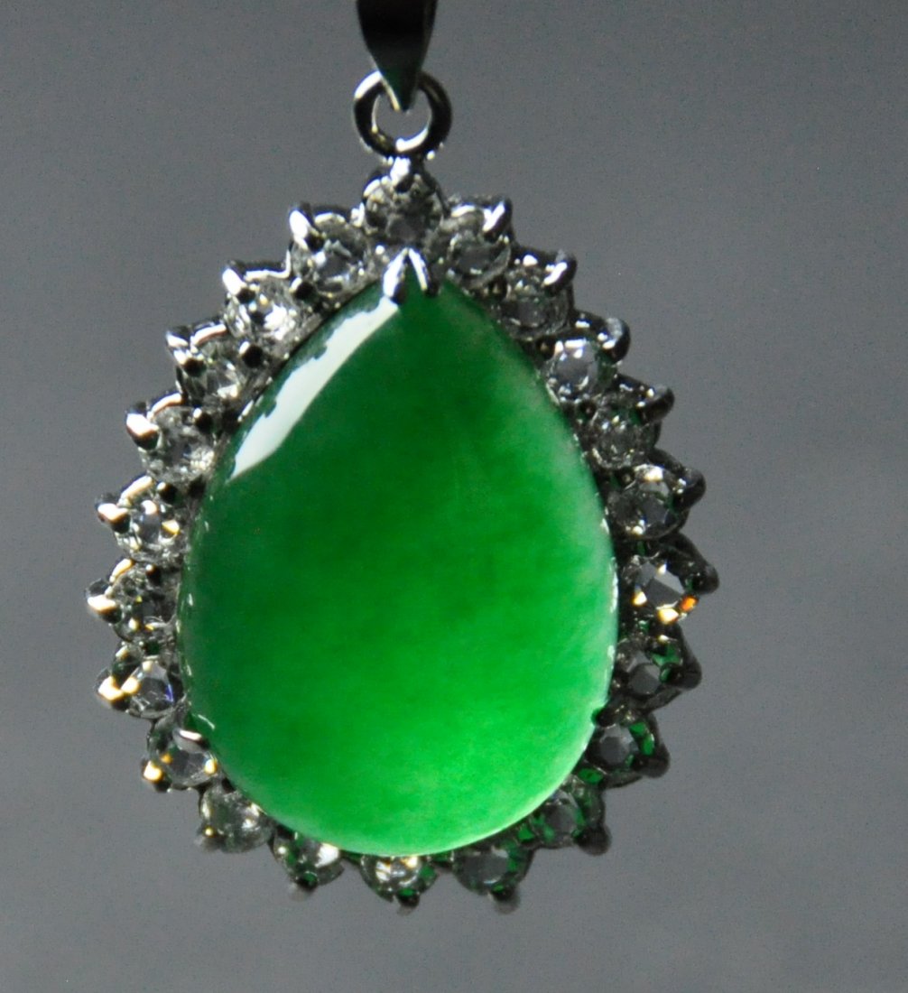 A translucent jadeite pendant (1 of 4)