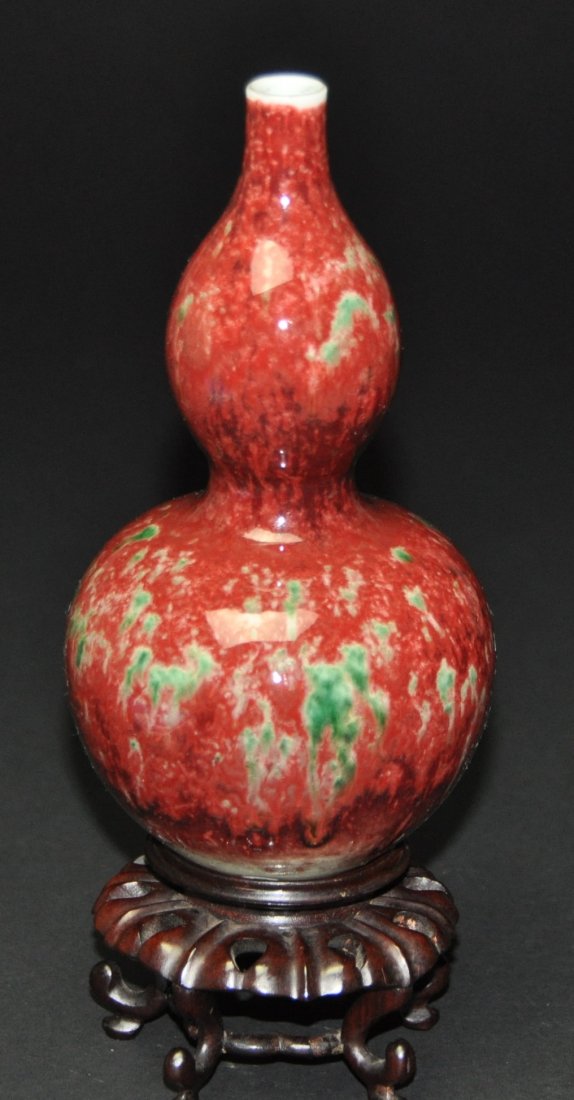A fine red monochrome glaze vase, Kangxi Period (1 of 8)