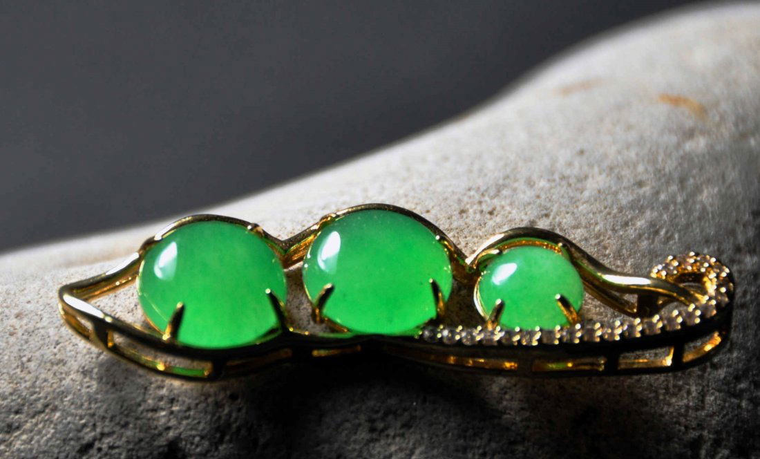 A translucent jadeite pendant (1 of 4)