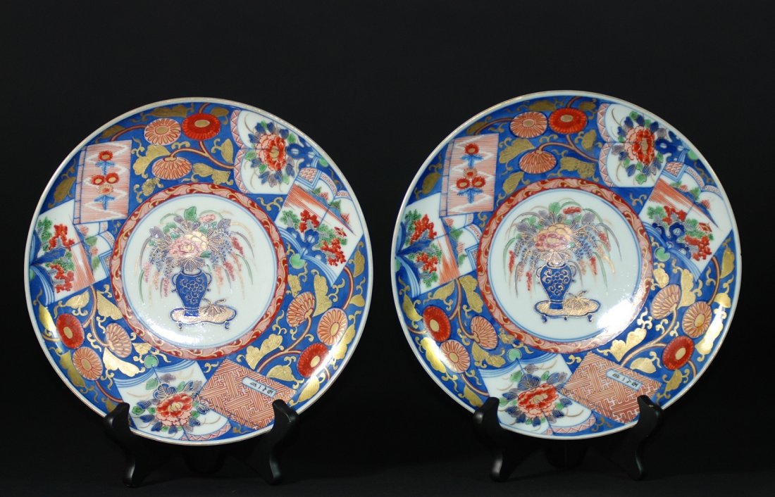 A pair of  17th Century Japanese wucai dishes (1 of 5)