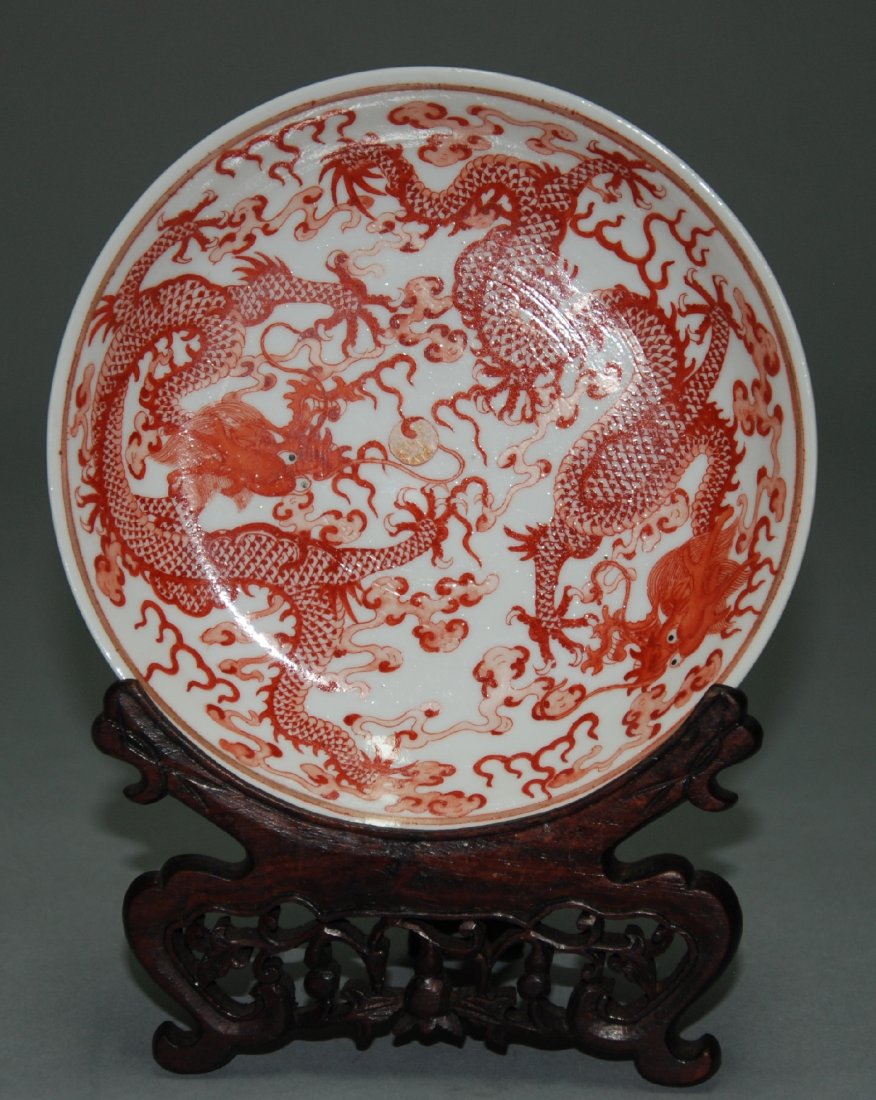 A Qing Dynasty Qianlong iron -red dish: A Qing iron -red dish gilt painted "dragon " dish QianLong six - character mark of the period, Diameter 14 cm
