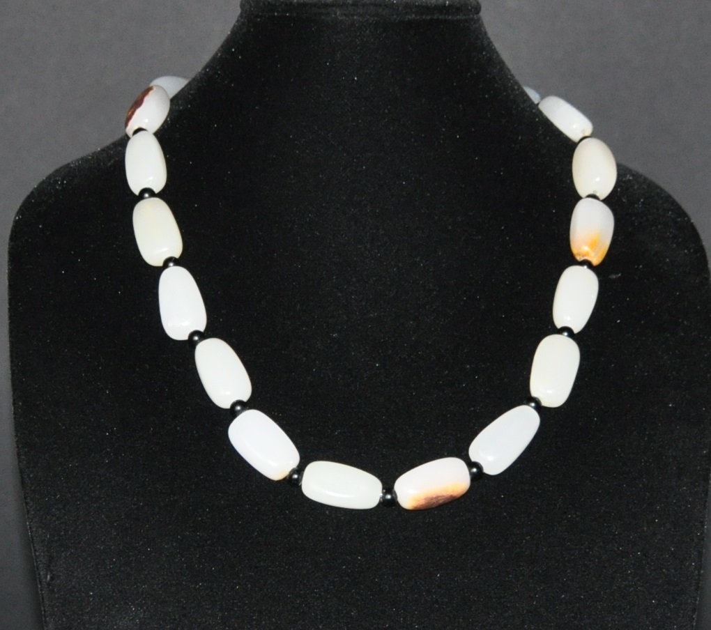A Hetian white jade necklace (1 of 5)