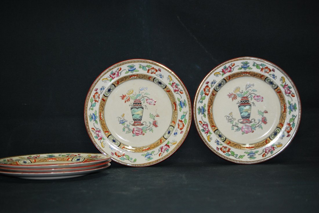 Five 18th Century famille rose dishes: Plate edges are painted with beautiful flowers, the innermost stuck a picture of a beautiful vase of beautiful flowers.Diameter 21cm