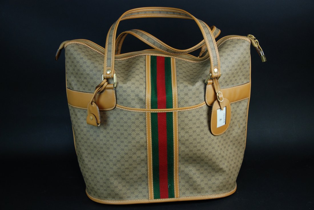 A Large Antique Gucci Leather bag: Carry a well made extra large Gucci Tote Shoulder Bag from the 80s. It is a big bag with lots of space, lightweight, heavy duty made. Leather is firm. There is still the original price tag on the bag.