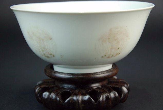 A Xianfeng period copper-red bowl: This piece is a copper-red bowl with designs of pheonixes. There are four images on this bowl. There is a Xianfeng marker. Provenance: A British private collection. Height 9 cm, Diameter 14.6 cm