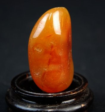 A soapstone Tianhuang stone: This stone is a yellow semi-translucent color. Height 5 cm.