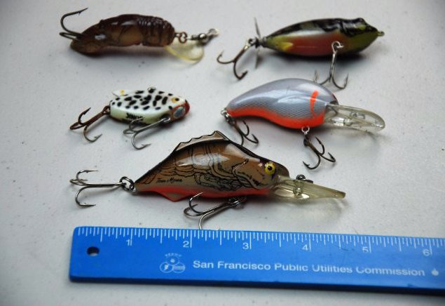 A lot of 5 antique fishing lures: There are an assortment multicolored and multishaped antique fishing lures