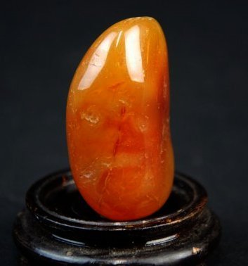 A soapstone Tianhuang stone: This stone is a yellow semi-translucent color. Height 5 cm.