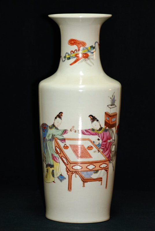 A Qing Dynasty famille rose enameled vase with figures: Yongzheng of the Qing Dynasty-style bottle depicts two ladies maid beside playing chess with children. The bottle neck depicts painted lines and the Ganoderma Bogut workmanship is very fine. Height 45