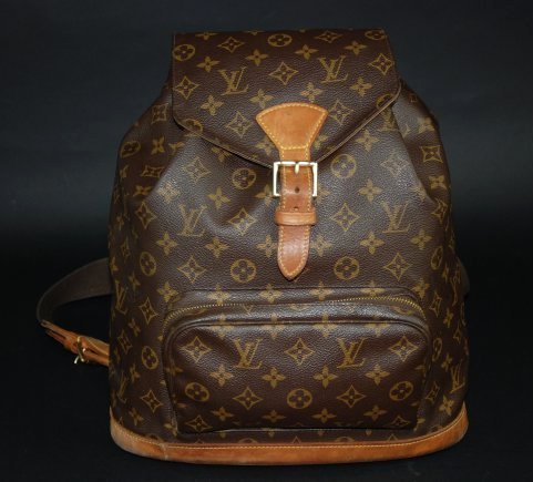 A Vintage Louis Vuitton Shoulder Leather Bag MI0040: This piece is a gorgeous vintage Louis Vuitton Drawstring Noe Shoulder Bag.This bag was skillfully crafted from Louis Vuitton's famous monogram canvas along with a brown leather trim and leather draws