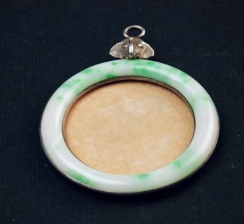 An jadeite and silver tray: A Japanese silver jade tray with Jadeite bracelet. There is a marker on the back. Inner diameter 5.8 cm. Diameter 7.7 cm. rade A natural jade bracelet.保证天然A货翡