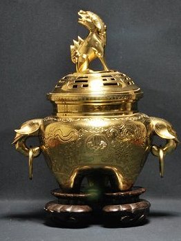 19th century three-legged elephant ears incense burner: Late Qing Dynasty. There are two beautiful elephant ears can move, the lid above is a beautiful unicorn. Smoke can come from the mouth of unicorn . It has a huanghuali stand. This piece was auctioned 