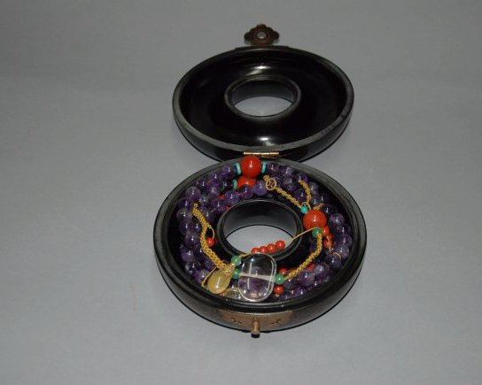 A 19th Century Chinese court amethyst necklace (1 of 5)