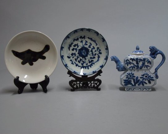 A lot for copper red dishes and blue and white Teapot (1 of 7)