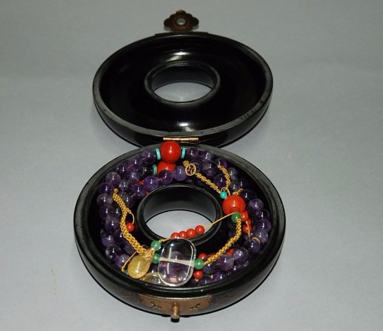 A 19th Century Chinese court amethyst necklace (1 of 4)