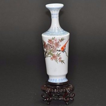 An Qianlong period eggshell enamel vase (1 of 8)