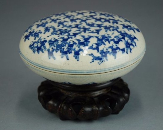 A Qing Kangxi blue and white box and cover (1 of 6)