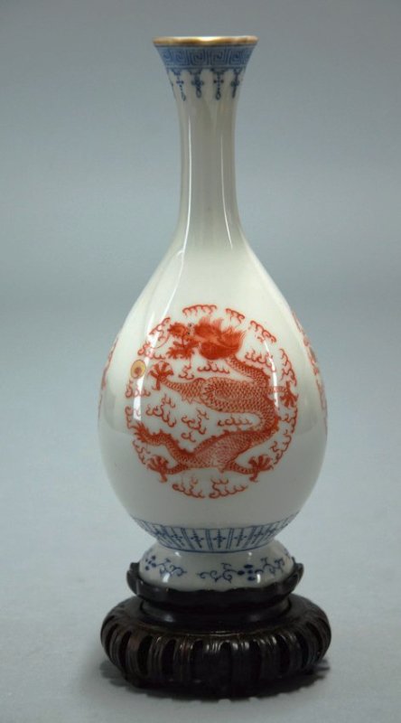 A rare Qing Dynasty Qianlong enamel dragon vase (1 of 9)