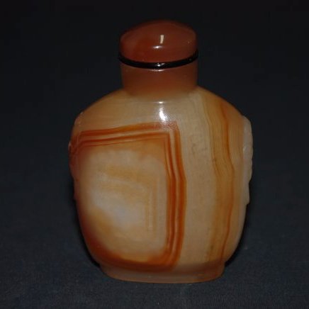 A Qing Dynasty Agate snuff bottle (1 of 8)