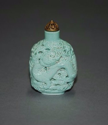 A Qing Dynasty Chinese carved  snuff bottle (1 of 10)