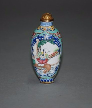 A Qing Dynasty cloisonne snuff bottle (1 of 10)