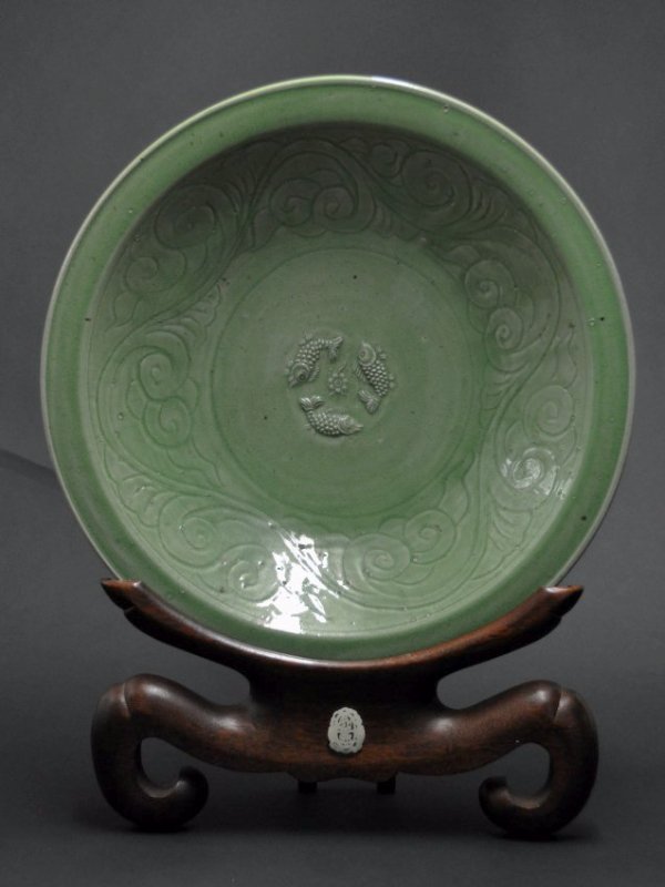 A large Song-Yuan Longquan green glazed carved dish (1 of 9)