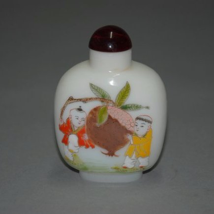 An enameled glass snuff bottle (1 of 3)