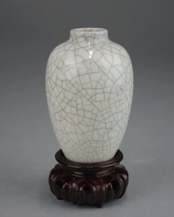 A Song Dynasty Ge -type vase (1 of 6)