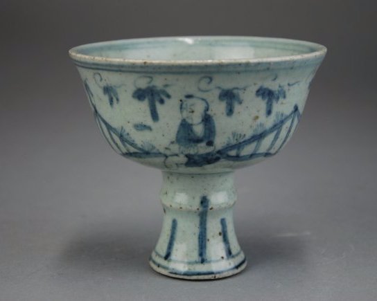 An antique blue and white long leg cup (1 of 5)