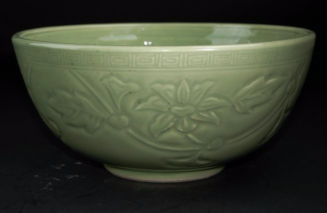A large Ming Dynasty longquan celadon-glazed bowl (1 of 8)