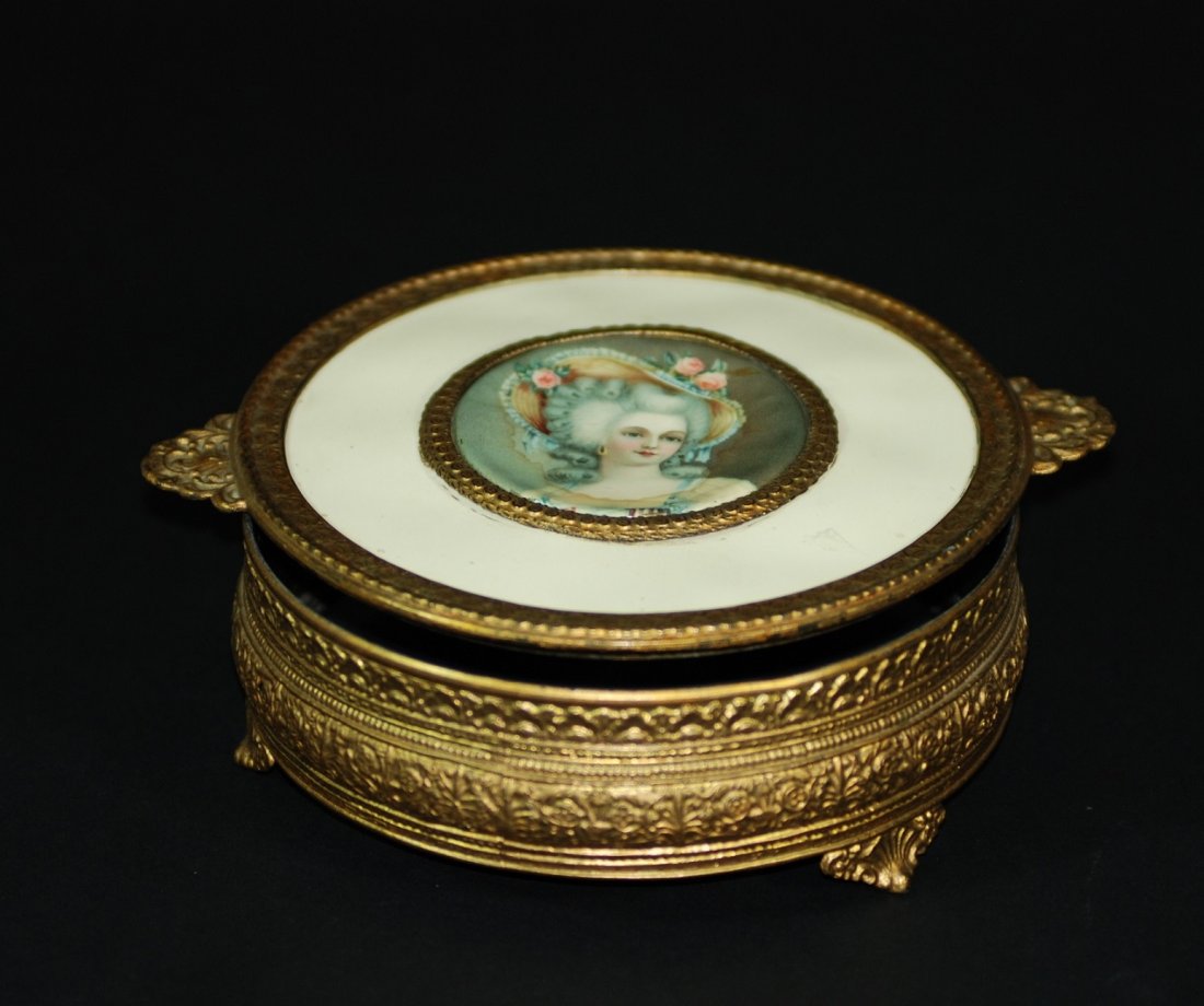 An Antique gilt-bronze box (1 of 7)
