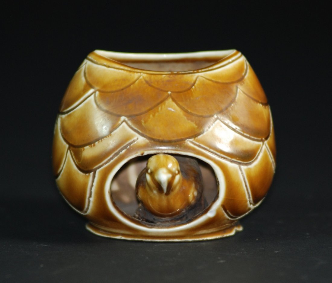 An antique Daoguang carved Porcelain birds washer: A brown -glazed carved bird washer. Daoguang six -character mark to the base. Height 9.5 cm, Bottom diameter 7 cm