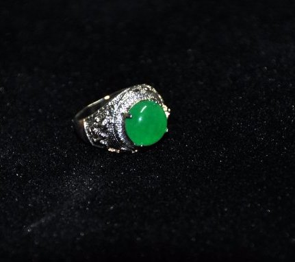 A woman  jadeite ring (1 of 5)