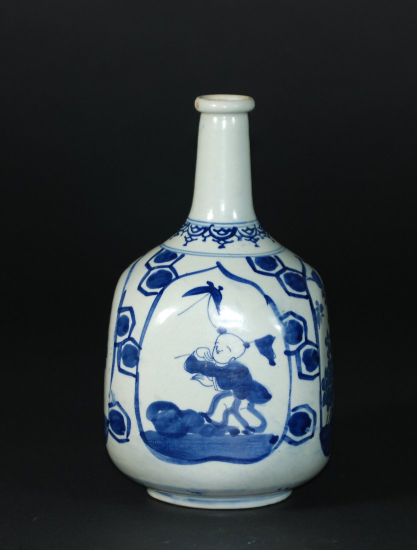 A Ming Dynasty blue and white vase: A Ming Dynasty blue and white porclain vase .Wanli period. Height 24 cm .