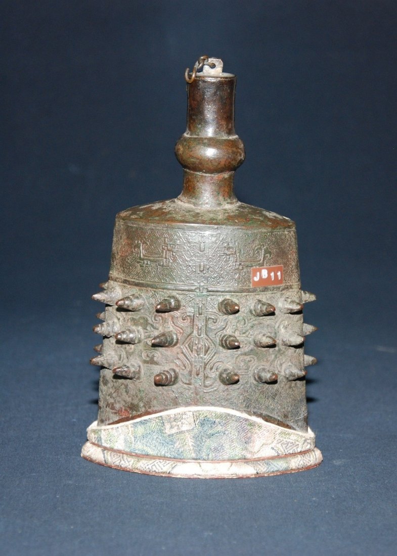 A fine and  rare Western Zhou bronze bell (1 of 10)