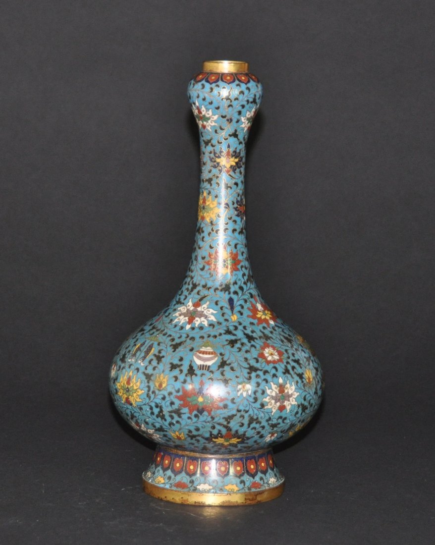 A Qing Dynasty Qianlong closionne garlic -head vase (1 of 10)